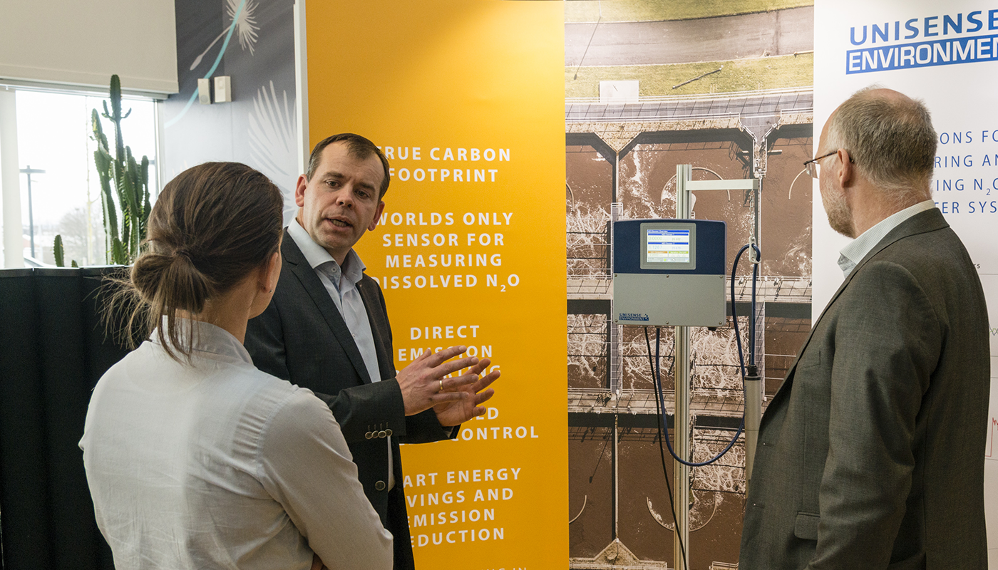 CTO Mikkel Holmen Andersen explains the sensor technology to the Danish Minister for the Environment
